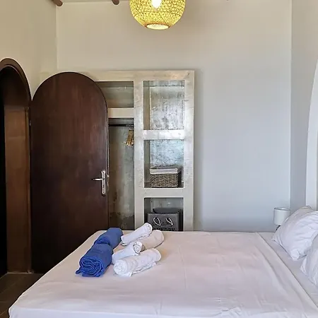 Comfortable Holiday Home In Charaki With Terrace Feriehus